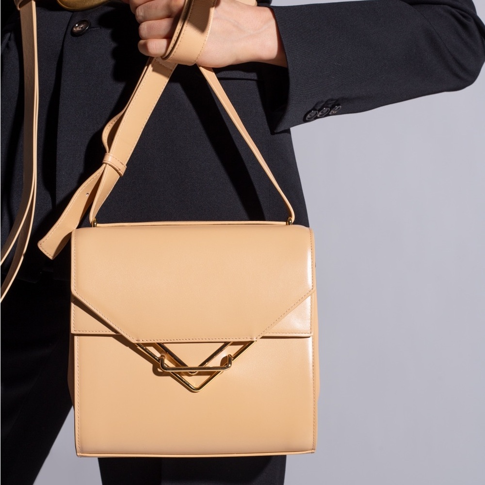 Bottega Veneta The Clip Shoulder Crossbody bag in ALMOND Leather